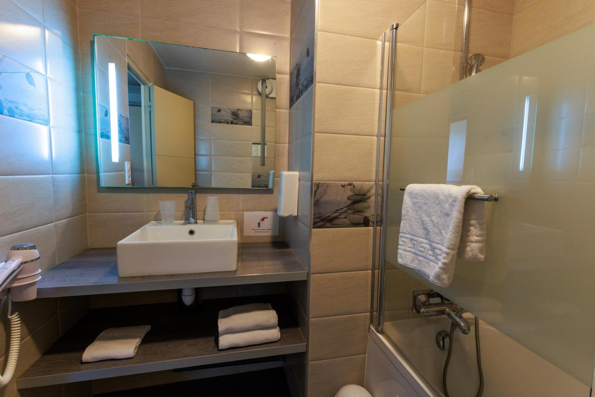 Logis Hotel Le Rochelois La Rochelle  Eksteriør billede